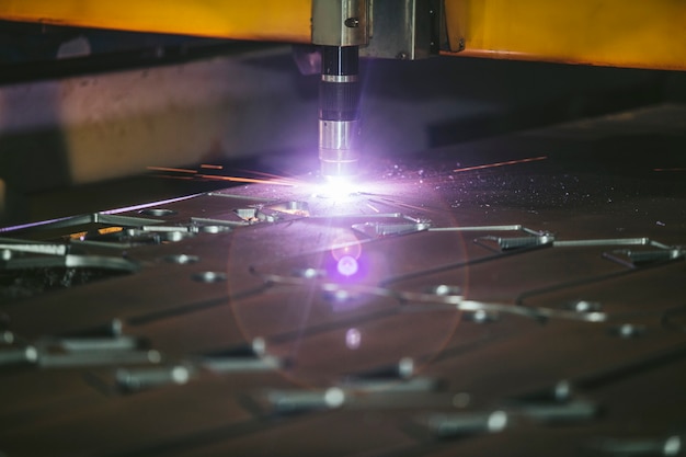 Gestione apparecchiature laser e impianti di produzione strutture metalliche e macchine