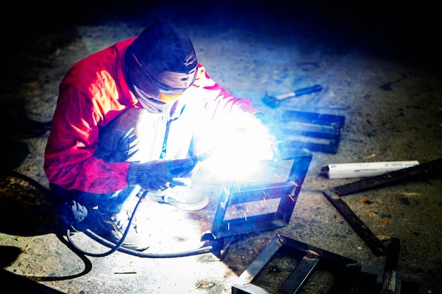 Foto laser gebruikte slijpsteen op staal in de fabriek met vonken lasproces op het industriële werk