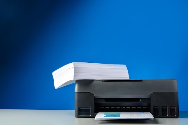 Laserprinter op bureau tegen een blauwe achtergrond