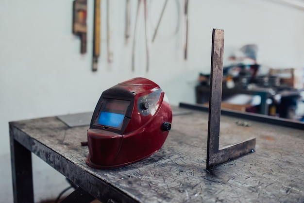 Lashelm en meetapparaat op een tafel in een industriële fabriek