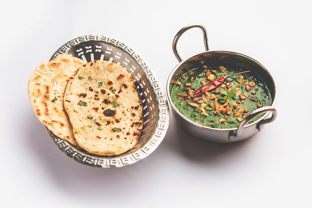 Lasooni palak recept of dhaba stijl knoflook spinazie curry Indiaas hoofdgerecht geserveerd met naan