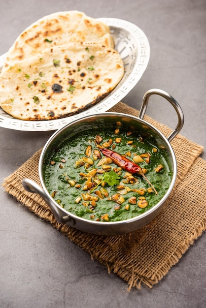 Lasooni palak recept of dhaba stijl knoflook spinazie curry Indiaas hoofdgerecht geserveerd met naan