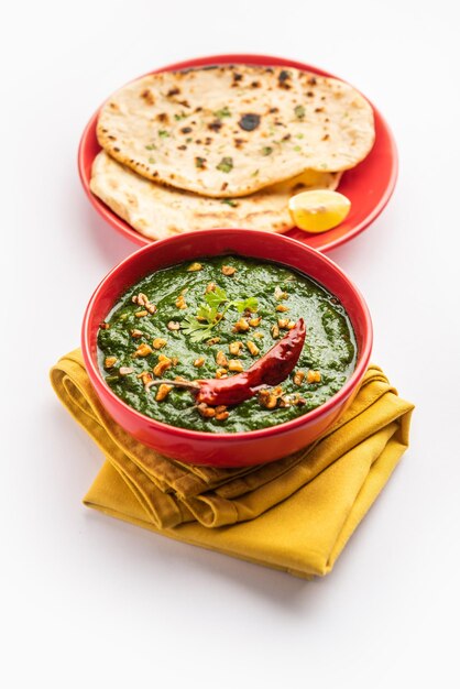 Lasooni palak recept of dhaba stijl knoflook spinazie curry Indiaas hoofdgerecht geserveerd met naan