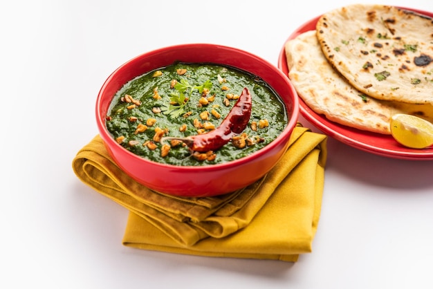 Lasooni palak recept of dhaba stijl knoflook spinazie curry Indiaas hoofdgerecht geserveerd met naan