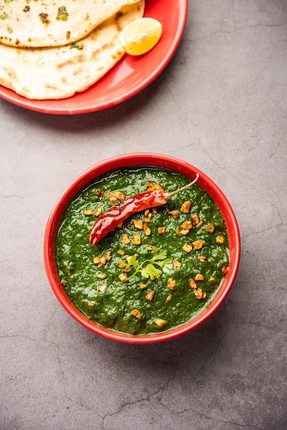 Lasooni palak recept of dhaba stijl knoflook spinazie curry Indiaas hoofdgerecht geserveerd met naan