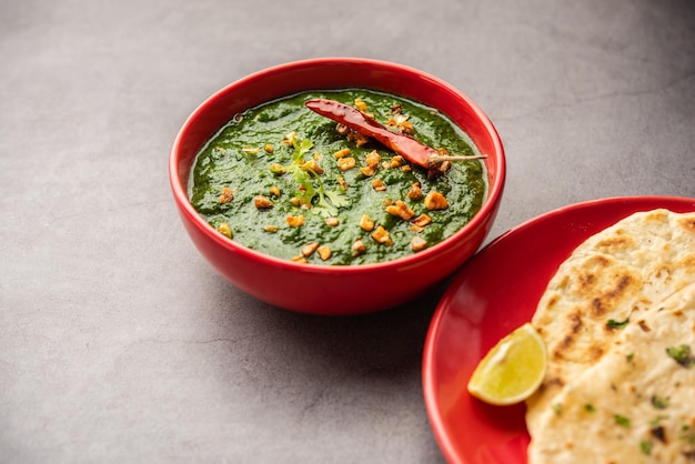 Lasooni palak recept of dhaba stijl knoflook spinazie curry Indiaas hoofdgerecht geserveerd met naan