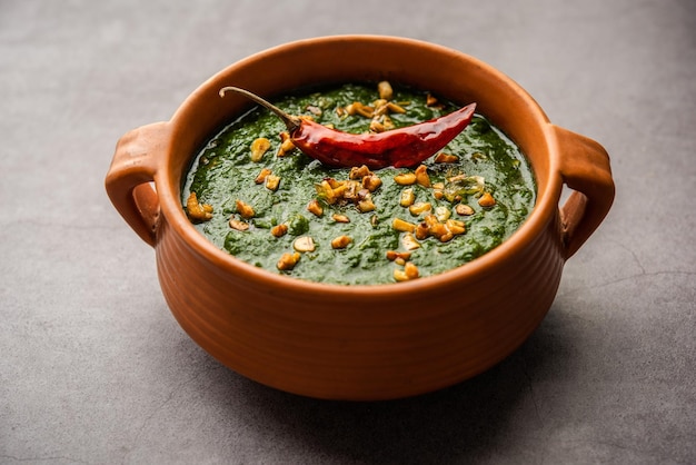 Lasooni palak recept of dhaba stijl knoflook spinazie curry Indiaas hoofdgerecht geserveerd met naan