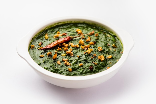 Lasooni palak recept of dhaba stijl knoflook spinazie curry Indiase hoofdgerecht geserveerd met naan