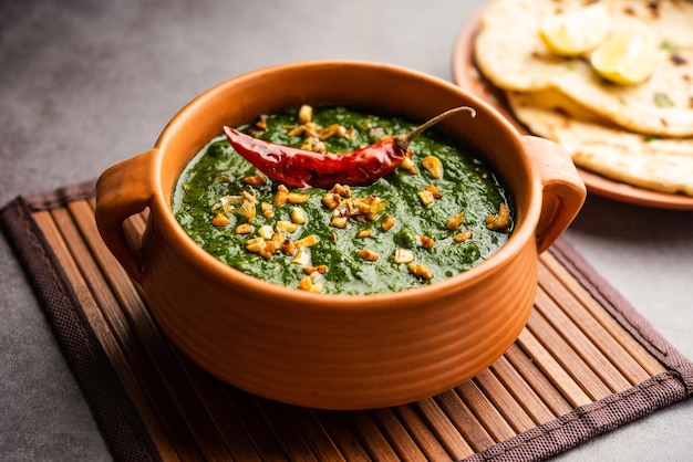 Lasooni palak recept of dhaba stijl knoflook spinazie curry Indiase hoofdgerecht geserveerd met naan