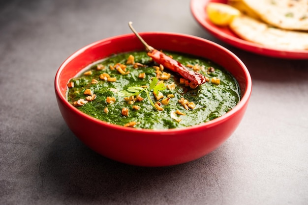 Lasooni palak recipe or dhaba style garlic spinach curry indian main course served with naan