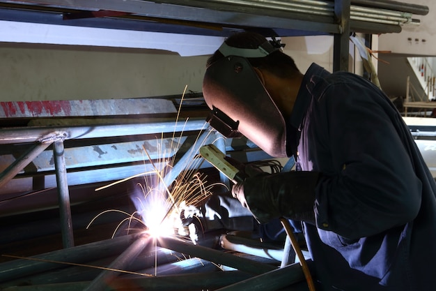 lassen in de fabriek