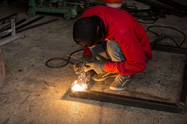 Lasser aan het werk in de fabriek. lasproces. beroep lasser