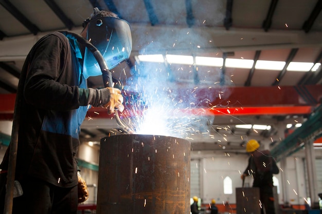 Lasser aan het werk in een fabriek Metaalindustrie