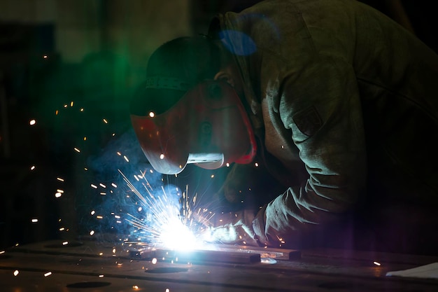 Lasser aan het werk Man met een beschermend masker