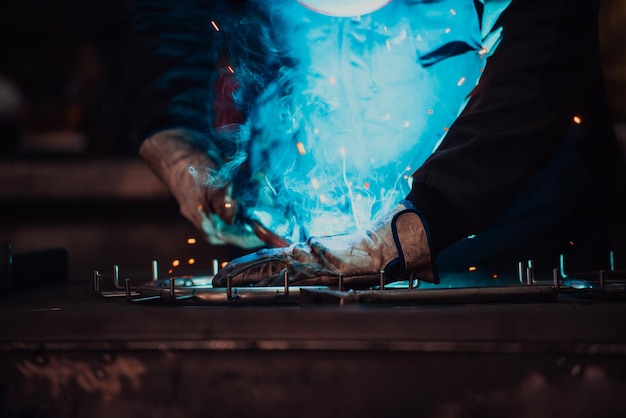 Lasser die technisch staal opricht Industriële staallasser in technische fabriek