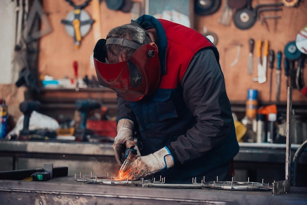 Lasser die technisch staal opricht Industriële staallasser in technische fabriek