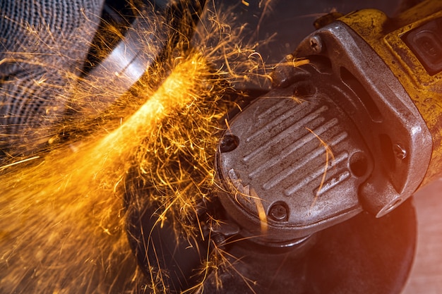 Lasser werken in de fabriek