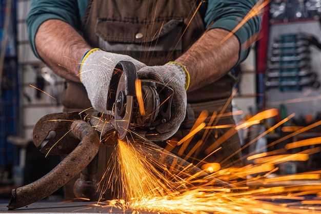 Lasser werken in de fabriek