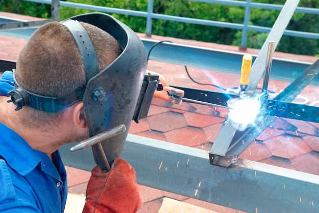 Lasser werken met metalen constructie