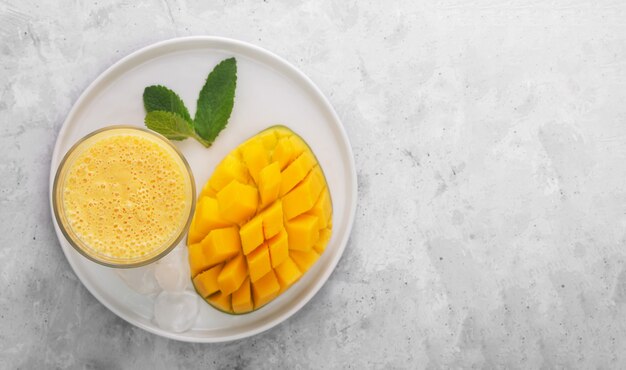 Foto lassi è una bevanda fredda tradizionale popolare con mango