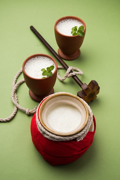 Photo lassie or lassi in terracotta glass - lassi is an authentic indian cold drink made up of curd and milk and sugar