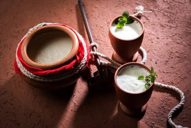 Lassie of lassi in terracotta glas - Lassi is een authentieke Indiase koude drank bestaande uit wrongel en melk en suiker