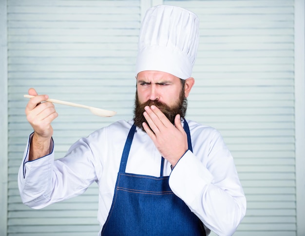 最後の詳細 健康的な料理 ひげを生やした男が台所で料理をする 料理 帽子をかぶったシェフ 秘密の味のレシピ ダイエットと有機食品 ビタミン ベジタリアン ひげを生やした成熟したシェフ