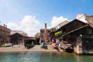 Photo last gondolas repairman venice landmark italy