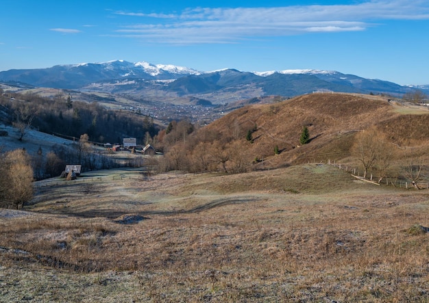 秋の山の田園地帯の最後の良い天気の日朝の静かな絵のようなシーン遠くのウクライナのカルパティア山脈