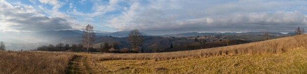 Photo last good weather days in autumn mountain countryside peaceful picturesque ukrainian carpathians mountains scene