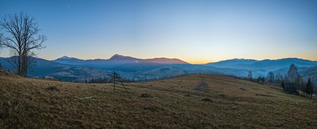 Photo late autumn mountain countyside pre sunset scene picturesque traveling seasonal nature and countryside beauty concept scene carpathians ukraine