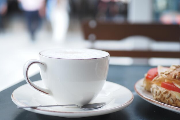 Late koffie op cafétafel