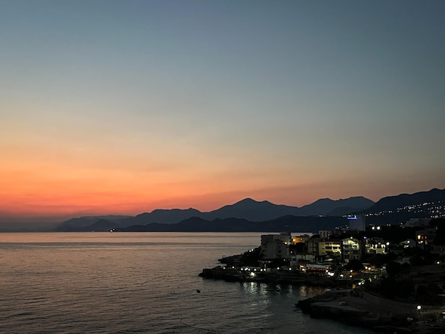 late zonsondergang aan de kust, Montenegro