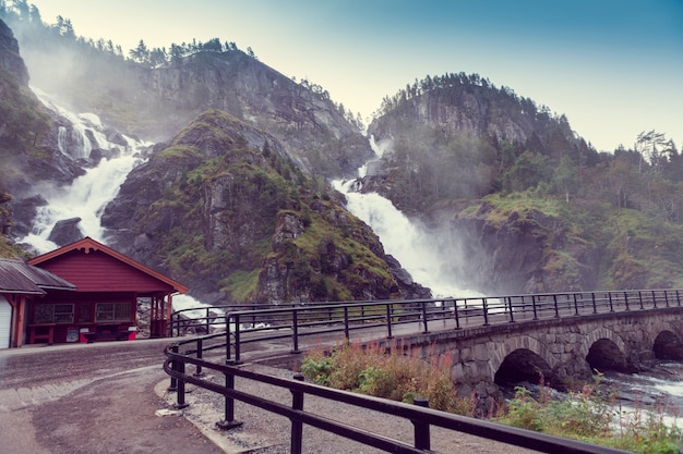 Photo latefossen waterfall in norway and bridge