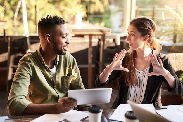 Laten we dat idee verder uitdiepen Shot van twee ontwerpers die een vergadering hebben in een coffeeshop