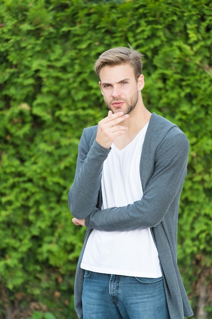 Laten we een man trimmen en haren haarverzorging Barbershop service Knappe macho lente mannelijke mode stijlvolle ongeschoren man Knappe blanke man natuur groene achtergrond Bebaarde man casual stijl