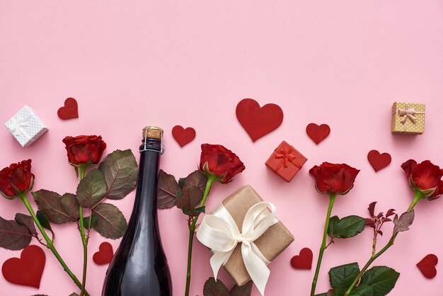 Laten we een set rode rozen champagne geschenkdozen en harten vieren