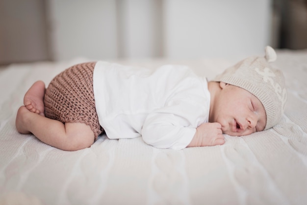 Photo lateral view adorable little boy sleeping