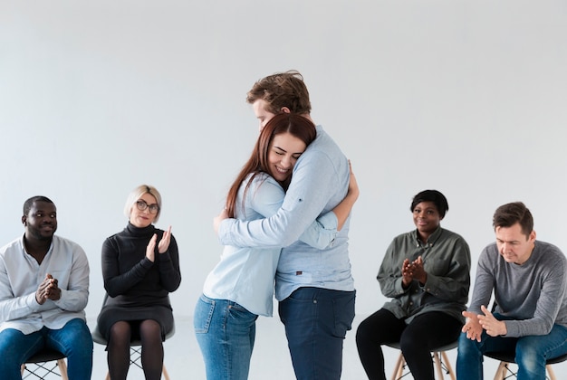 Foto vista laterale che abbraccia uomo e donna