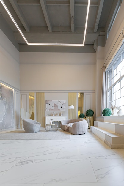부드러운 파스텔 색상의 아늑한 스튜디오의 초현대적이고 우아한 인테리어의 최신 패션 홈 트렌드는 황금색 요소가 있는 세련된 거실을 클로즈업합니다.