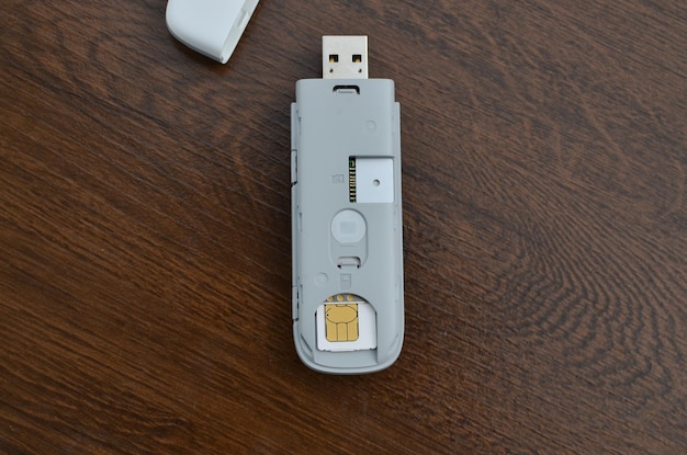 인터넷 연결에 가까운 최신 USB 5G 모뎀으로 빠르고 효율적이고 현대적인 연결 가능 모바일 속도와 안정성을 보장하는 5G 칩 기술