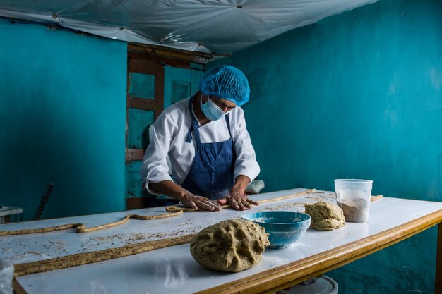 Lati-bakker bereidt het deeg en bakt gekleurde briochebroden en koekjes in zijn bescheiden bakkerij