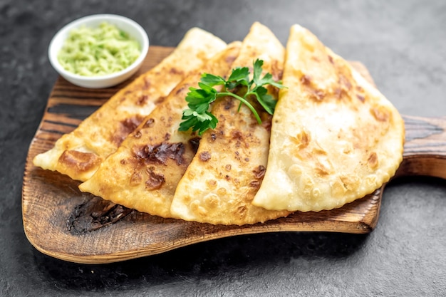 Latijns-amerikaanse gebakken empanadas met avocado op een stenen tafel