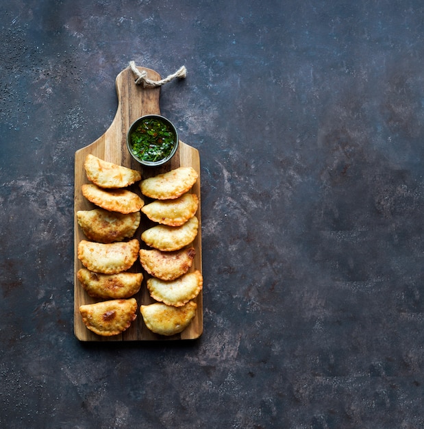 Latijns-Amerikaanse gebakken empanadas met saus. Bovenaanzicht