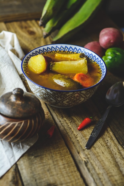 Latijns-Amerikaanse groentesoep met ingrediënten wortel, chayote, zoete aardappel, groene bananenpeper