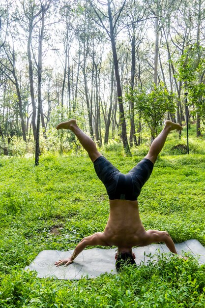 Foto latijns-amerikaanse man doet yoga houding yoga houding bee achteruit prsthatah brahmara bos