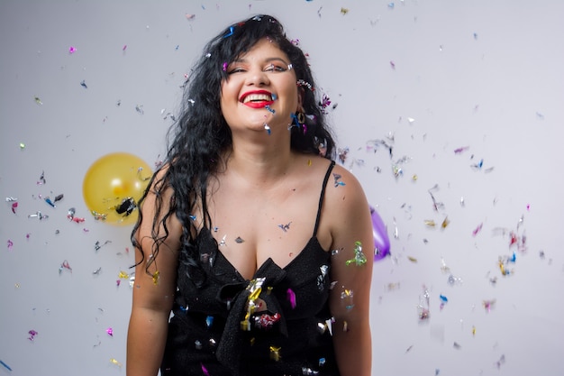 Foto latijns-amerikaanse meisjes poseren en vieren het nieuwe jaar met ballonnen en confetti