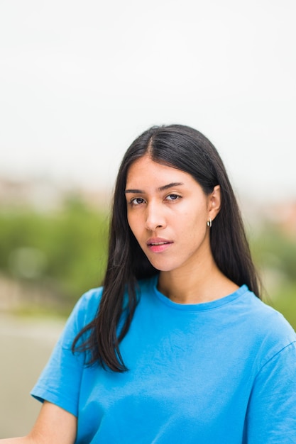 Latijns jonge vrouw headshot levensstijl portret loking op camera hispanic venezulan