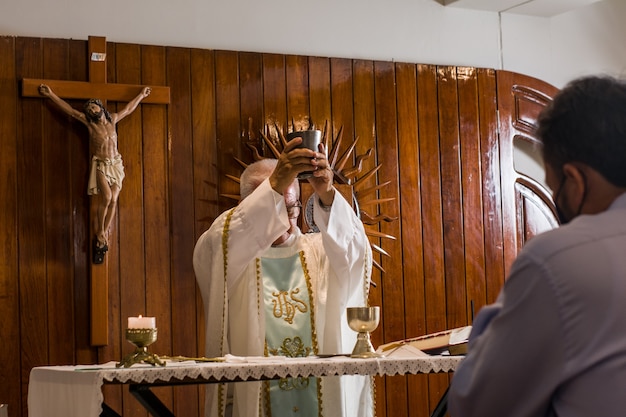 latijns-katholieke priester predikt in de kerk tijdens de liturgie in verschillende poses