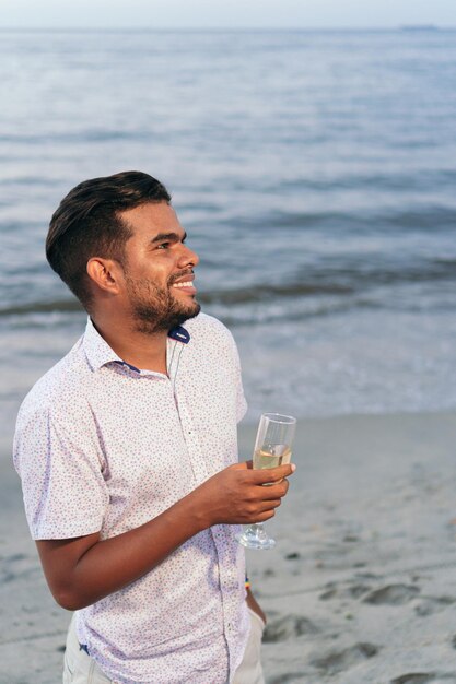 Latijns-man champagne buiten drinken. Concept voor oudejaarsavondviering